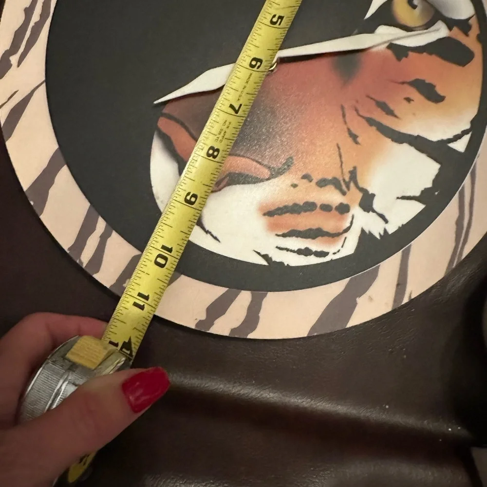 Tiger yin Yang clock